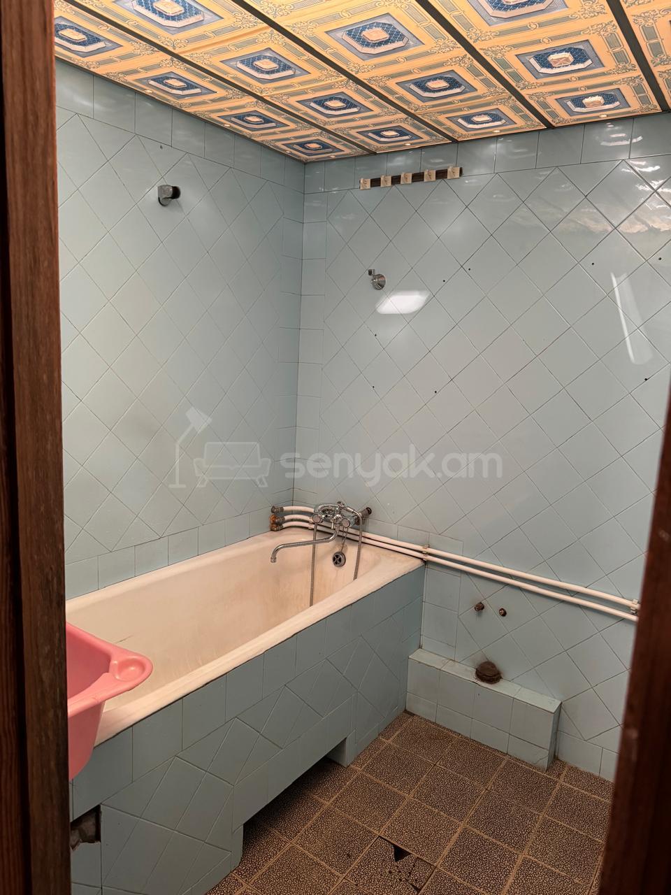 4 Սենյականոց Բնակարան, 96քմ, 3/9 հարկ, Նորմալ Վիճակում, Կահավորված, Արևկող