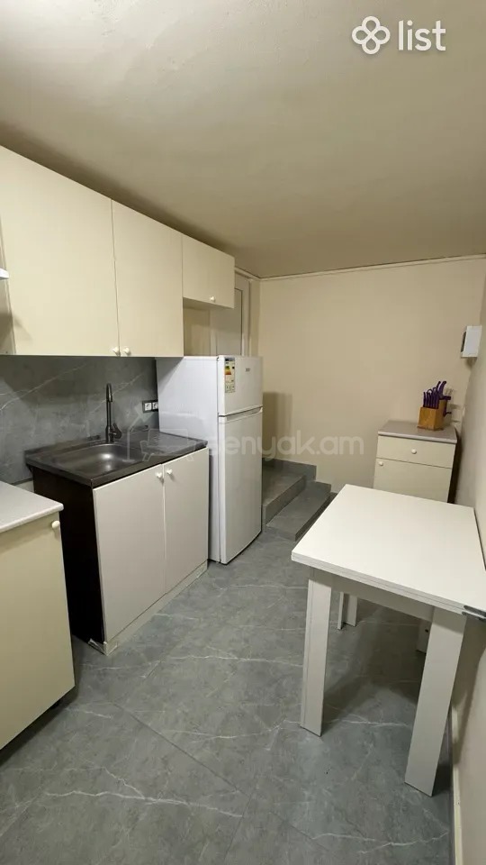 1 Սենյականոց Բնակարան Քարե Շենքում, 38քմ, 1/1 հարկ, Կապիտալ Վերանորոգված, Կահավորված