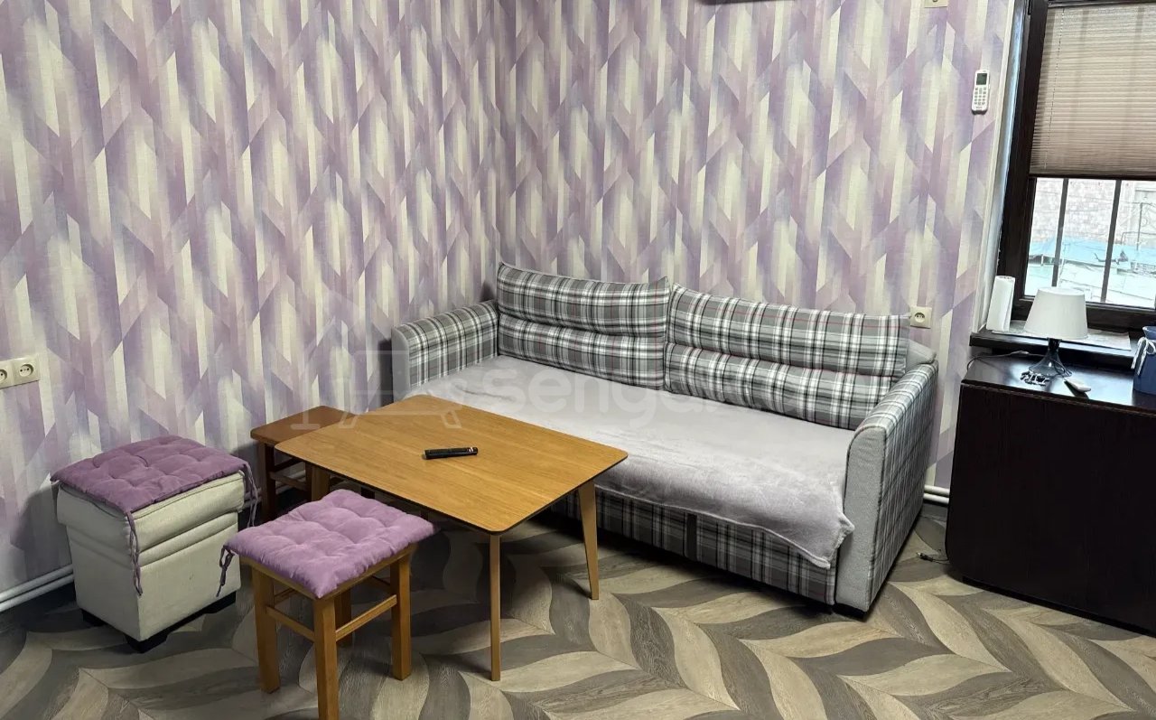 1 Սենյականոց Բնակարան Քարե Շենքում, 42քմ, 2/5 հարկ, Նորմալ Վիճակում, Կահավորված