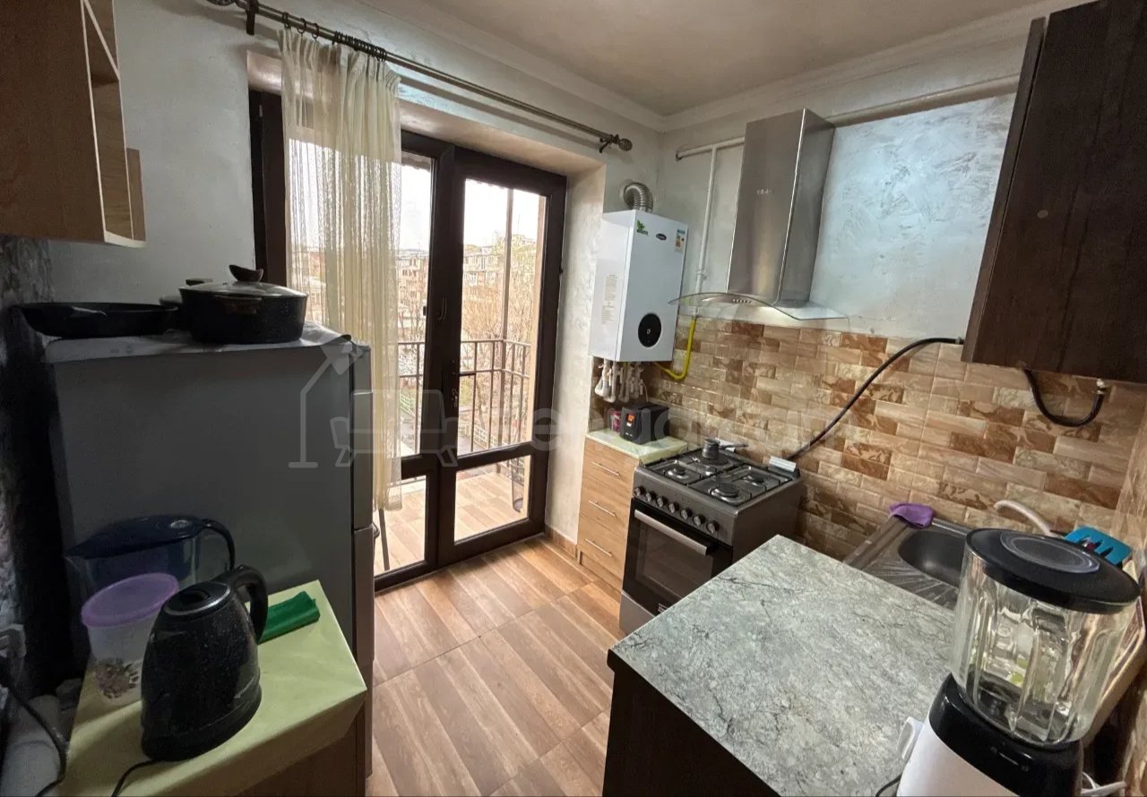 1 Սենյականոց Բնակարան Քարե Շենքում, 42քմ, 2/5 հարկ, Նորմալ Վիճակում, Կահավորված