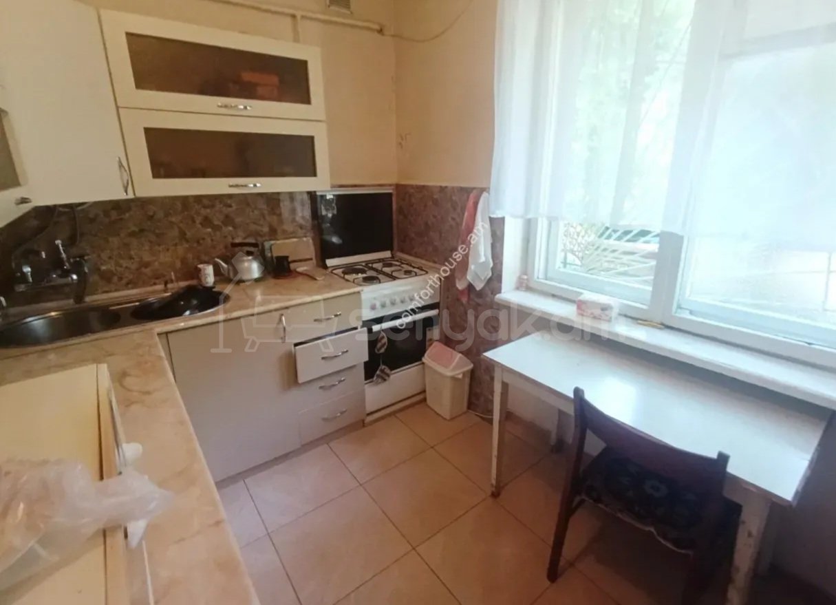 3 Սենյականոց Բնակարան Քարե Շենքում, 79քմ, 1/5 հարկ, Պետական Վիճակում