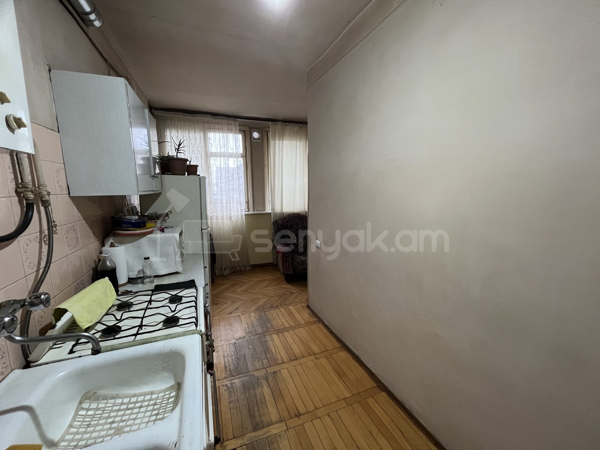 3 Սենյականոց Բնակարան Քարե Շենքում, 85քմ, 3/5 հարկ, Պետական Վիճակում