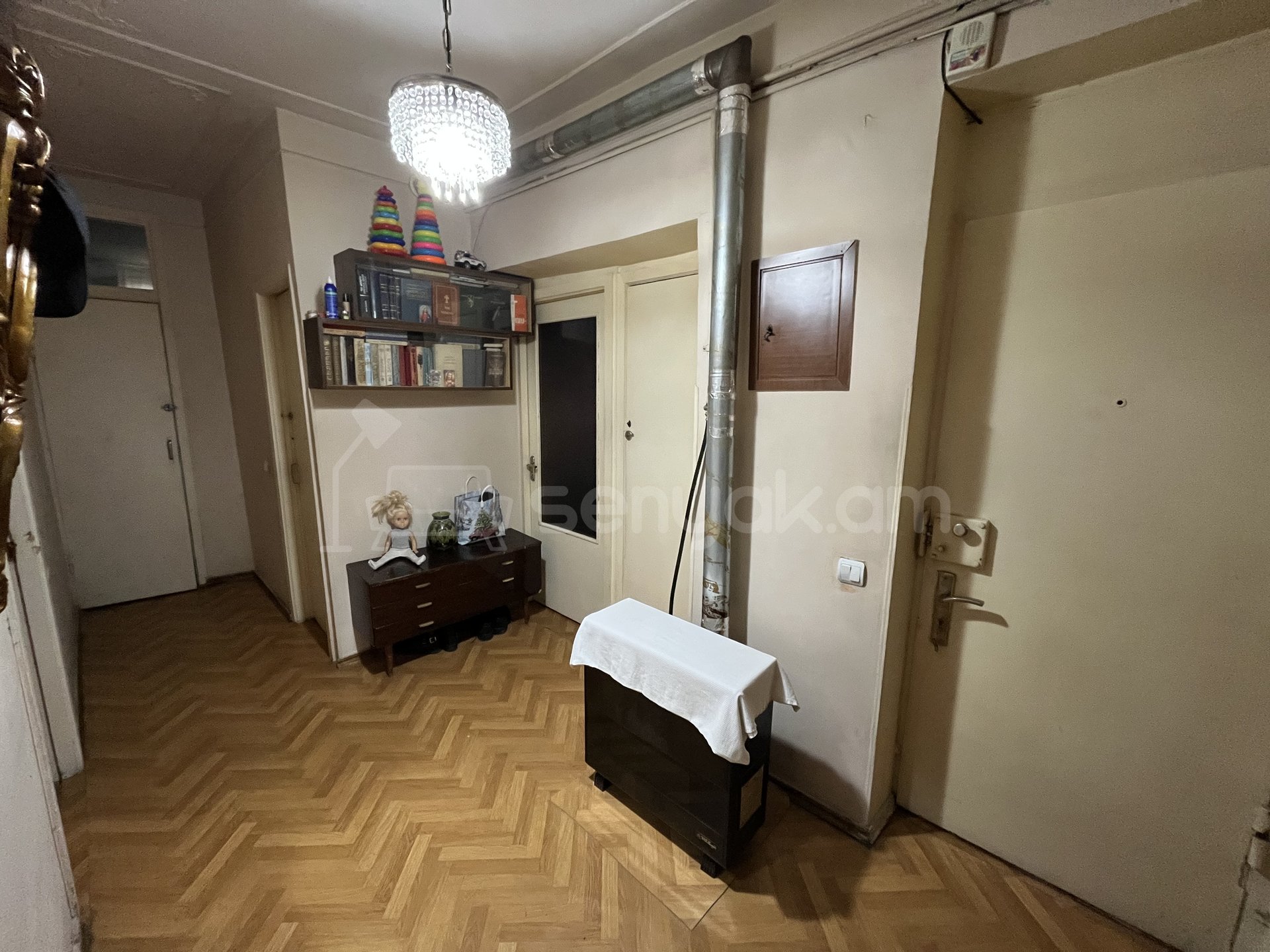 3 Սենյականոց Բնակարան Քարե Շենքում, 85քմ, 3/5 հարկ, Պետական Վիճակում