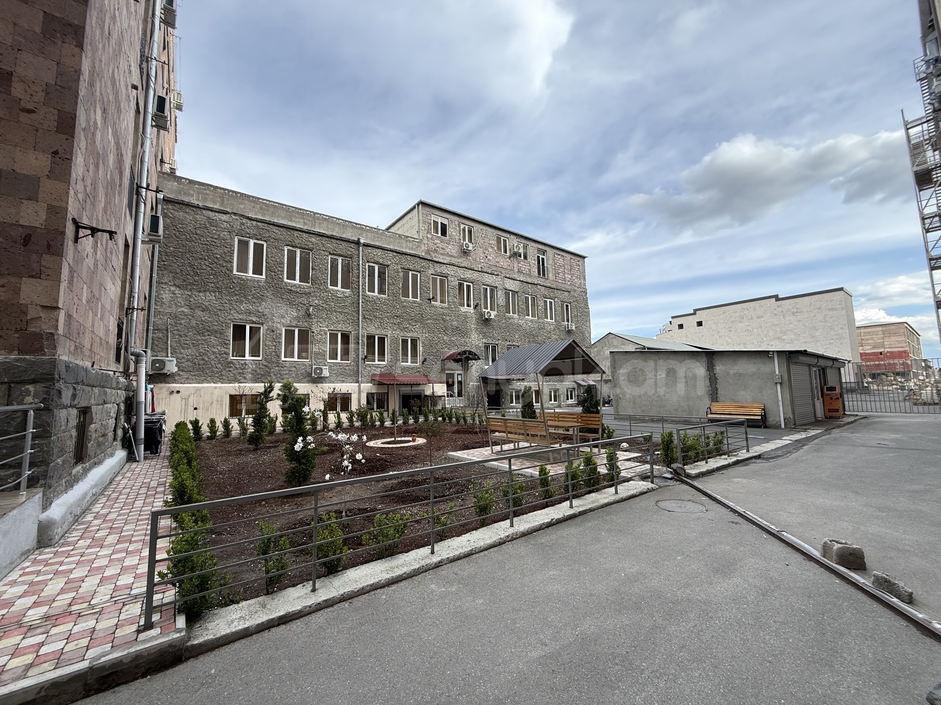 3 Սենյականոց Բնակարան Նորակառույց Քարե Շենքում, 65քմ, 2/5 հարկ, Նորմալ Վիճակում