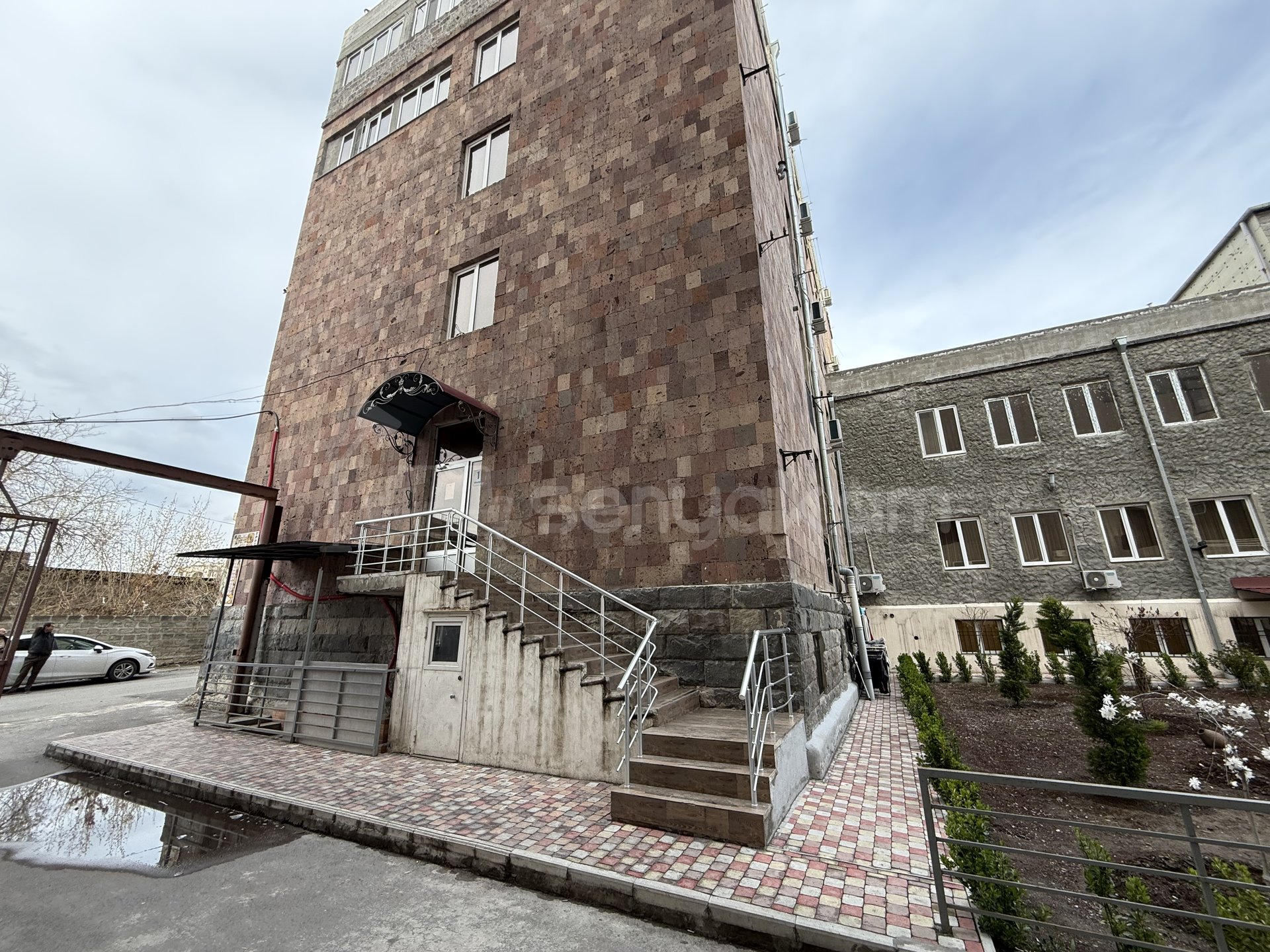 3 Սենյականոց Բնակարան Նորակառույց Քարե Շենքում, 65քմ, 2/5 հարկ, Նորմալ Վիճակում