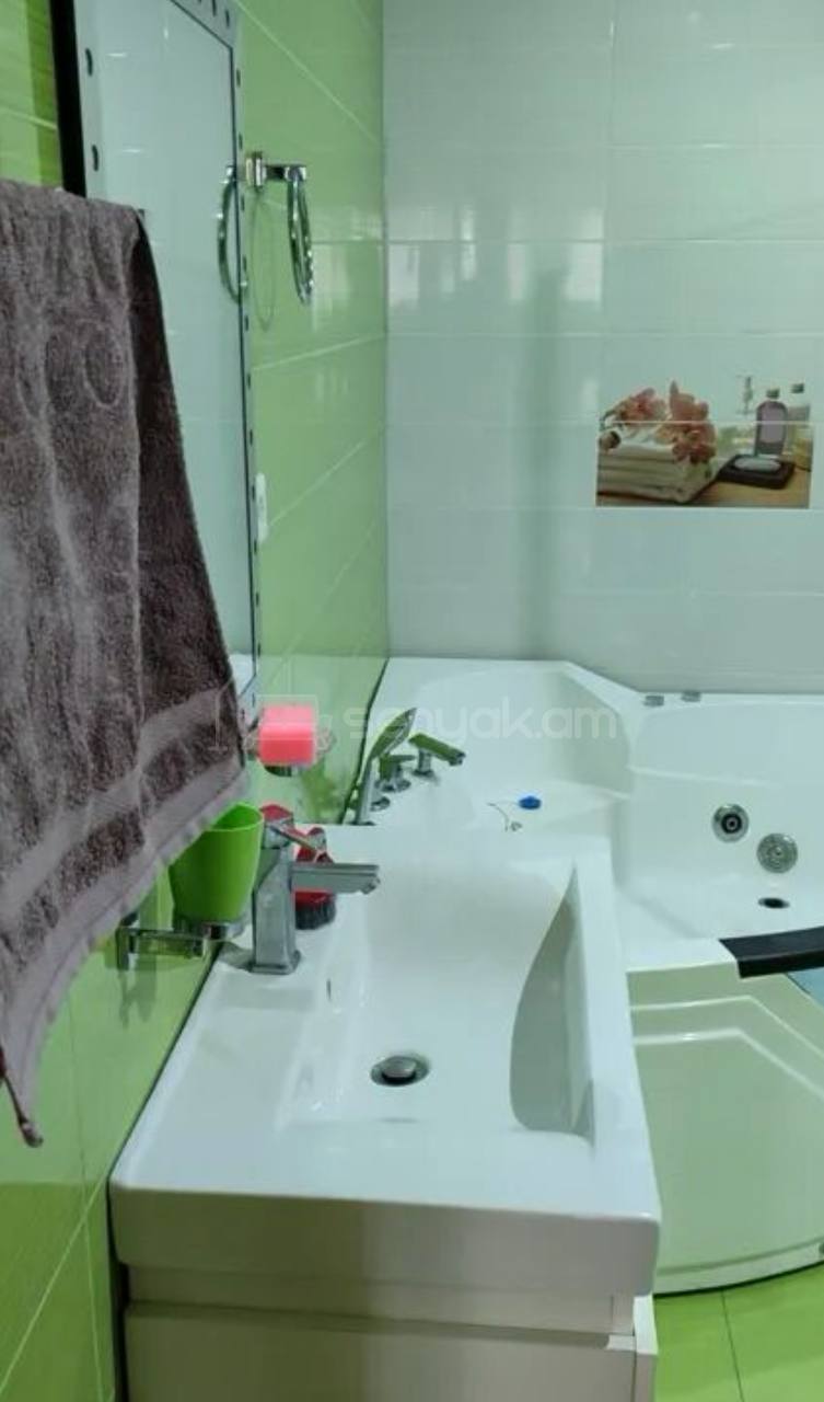 3 Սենյականոց Բնակարան Քարե Շենքում, 85քմ, 4/5 հարկ, Կապիտալ Վերանորոգված, Կահավորված