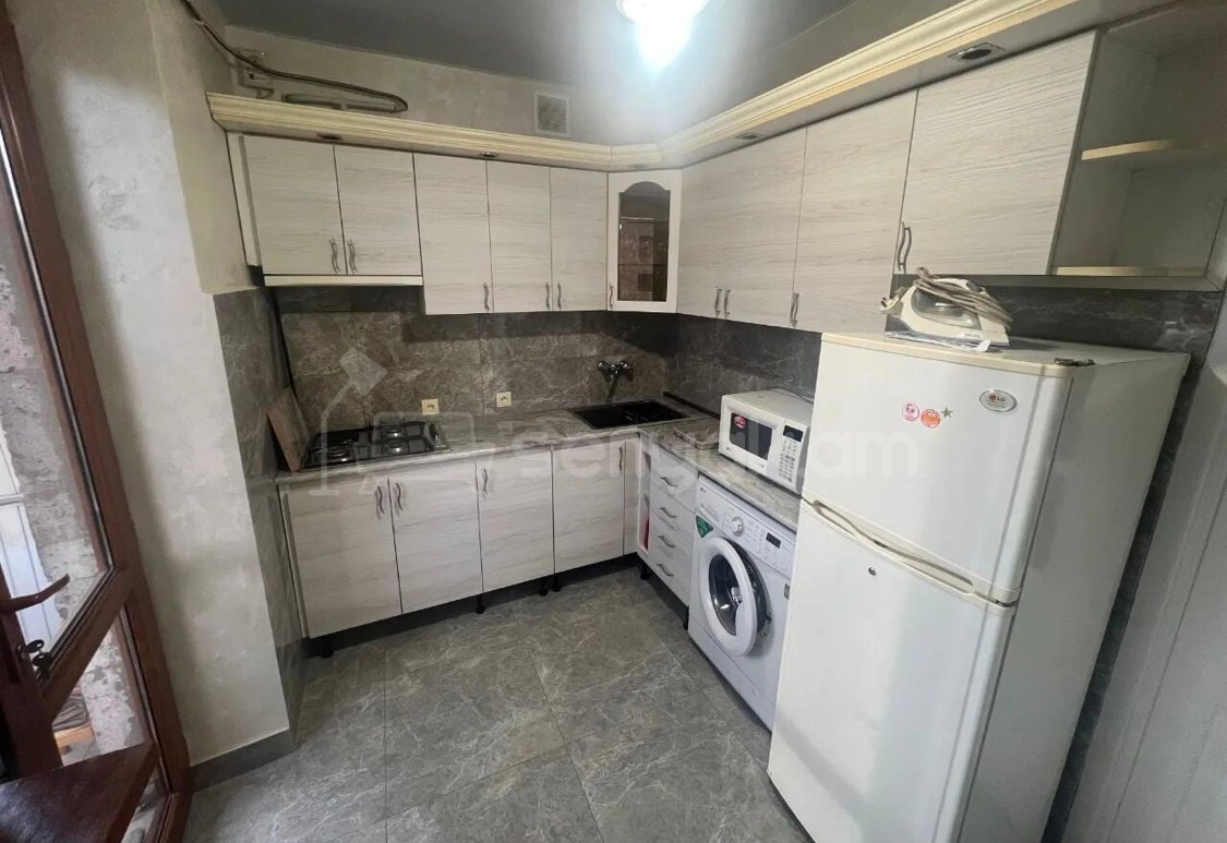 2 Սենյականոց Բնակարան Քարե Շենքում, 60քմ, 4/5 հարկ, Նորմալ Վիճակում, Կահավորված