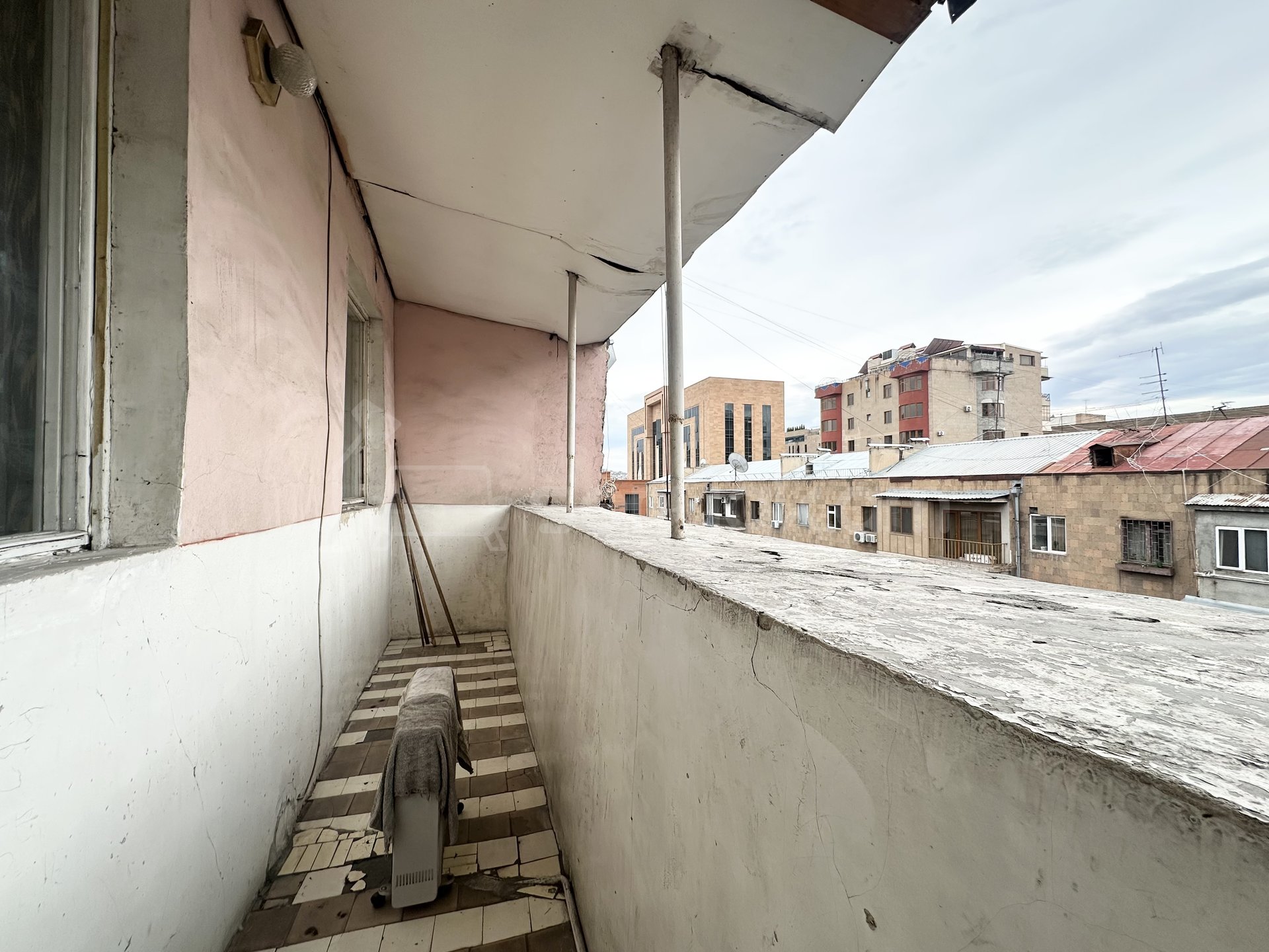 5 Սենյականոց Բնակարան Քարե Շենքում, 100քմ, 5/5 հարկ, Կոսմետիկ Վերանորոգված