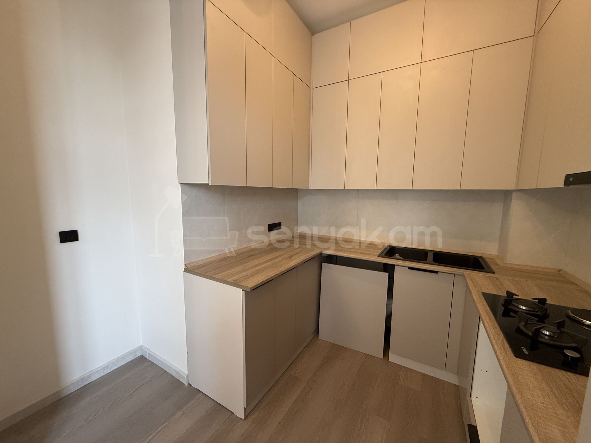 3 Սենյականոց Բնակարան Քարե Շենքում, 65քմ, 2/5 հարկ, Կոսմետիկ Վերանորոգված