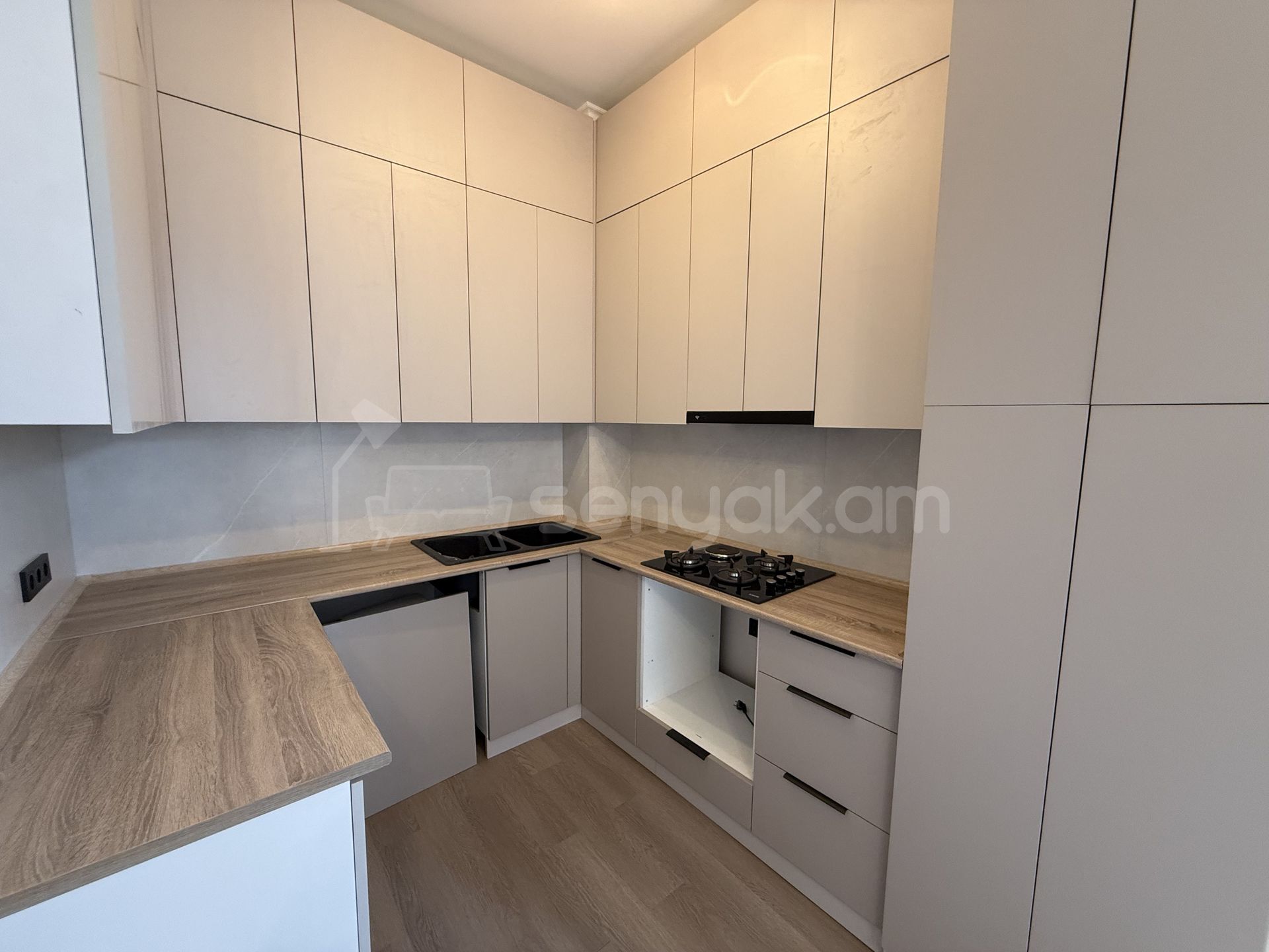 3 Սենյականոց Բնակարան Քարե Շենքում, 65քմ, 2/5 հարկ, Կոսմետիկ Վերանորոգված