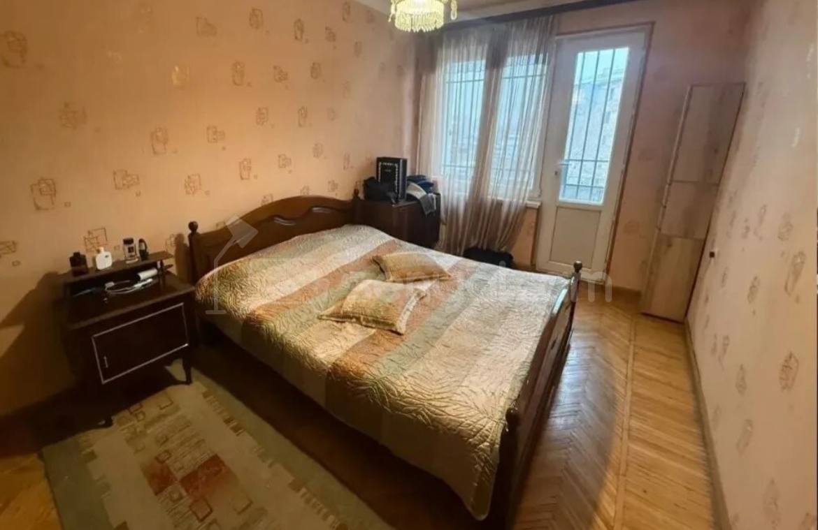 4 Սենյականոց Բնակարան Քարե Շենքում, 105քմ, 3/5 հարկ, Կապիտալ Վերանորոգված