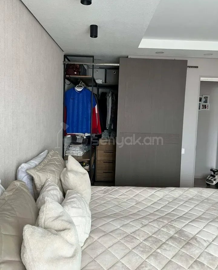 3 Սենյականոց Բնակարան Քարե Շենքում, 74քմ, 3/5 հարկ, Կապիտալ Վերանորոգված