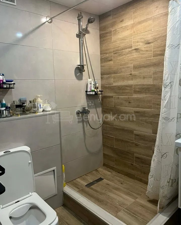 3 Սենյականոց Բնակարան Քարե Շենքում, 74քմ, 3/5 հարկ, Կապիտալ Վերանորոգված