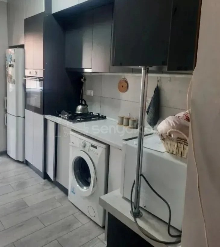 4 Սենյականոց Բնակարան Քարե Շենքում, 90քմ, 7/9 հարկ, Կապիտալ Վերանորոգված