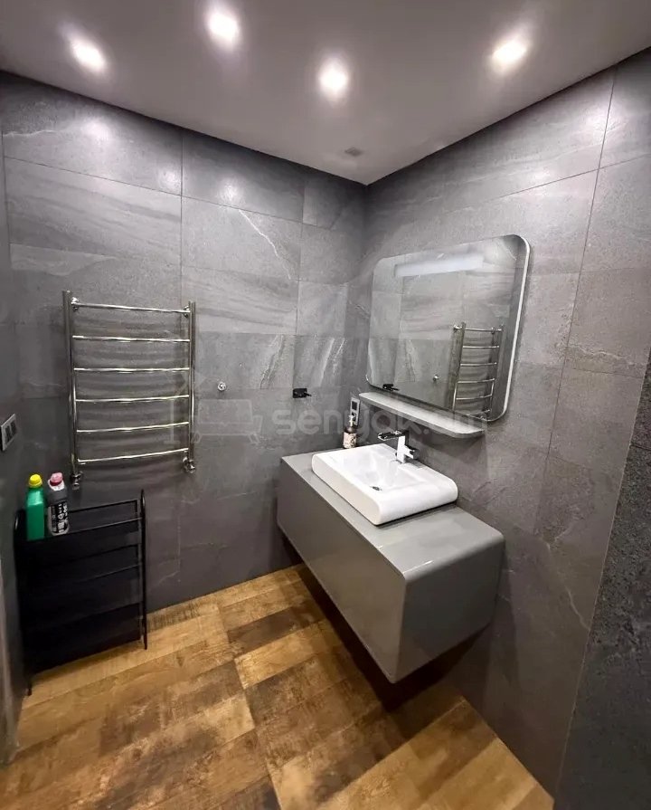 3 Սենյականոց Բնակարան Քարե Շենքում, 82քմ, 5/5 հարկ, Դիզայներական Վերանորոգված