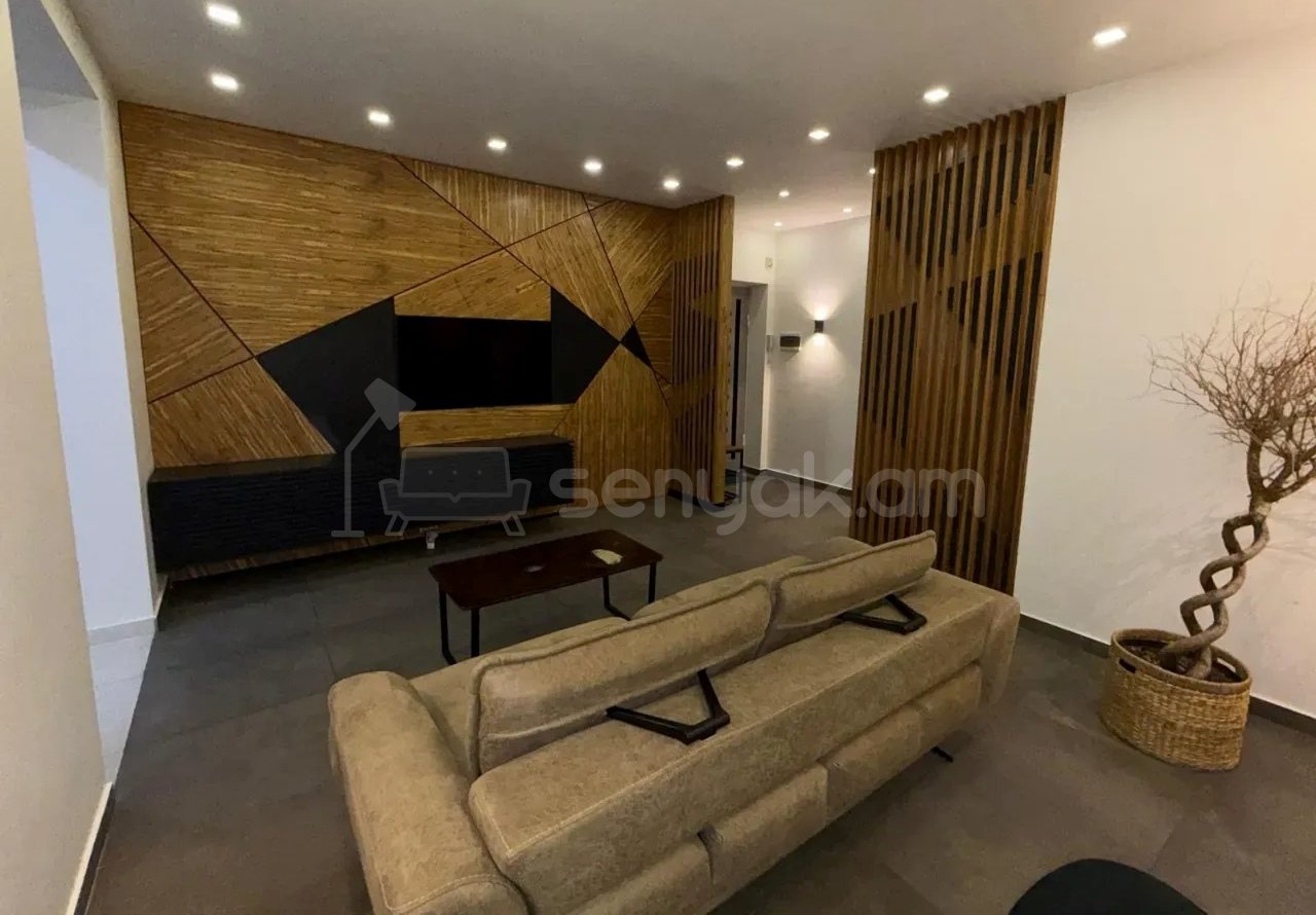 3 Սենյականոց Բնակարան Քարե Շենքում, 82քմ, 5/5 հարկ, Դիզայներական Վերանորոգված