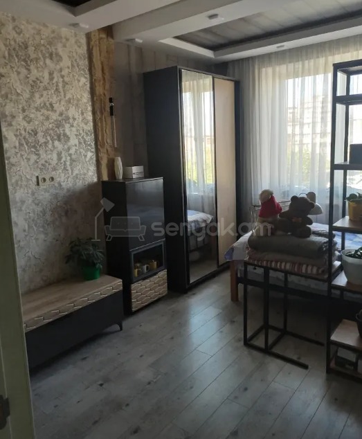 3 Սենյականոց Բնակարան Քարե Շենքում, 92քմ, 5/5 հարկ, Նորմալ Վիճակում