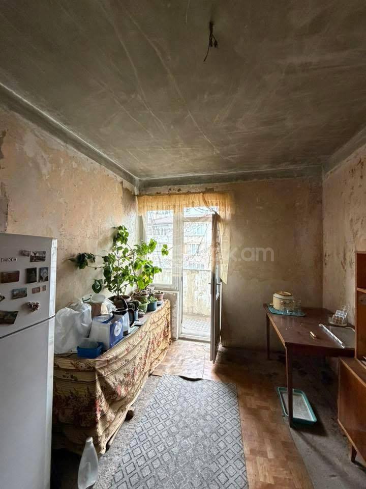 3 Սենյականոց Բնակարան Քարե Շենքում, 92քմ, 5/5 հարկ, Նորմալ Վիճակում