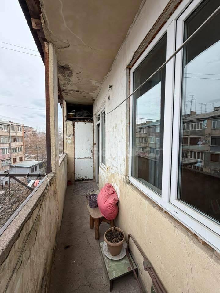 3 Սենյականոց Բնակարան Քարե Շենքում, 92քմ, 5/5 հարկ, Նորմալ Վիճակում