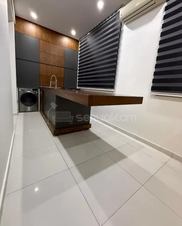 3 Սենյականոց Բնակարան Քարե Շենքում, 82քմ, 5/5 հարկ, Կապիտալ Վերանորոգված