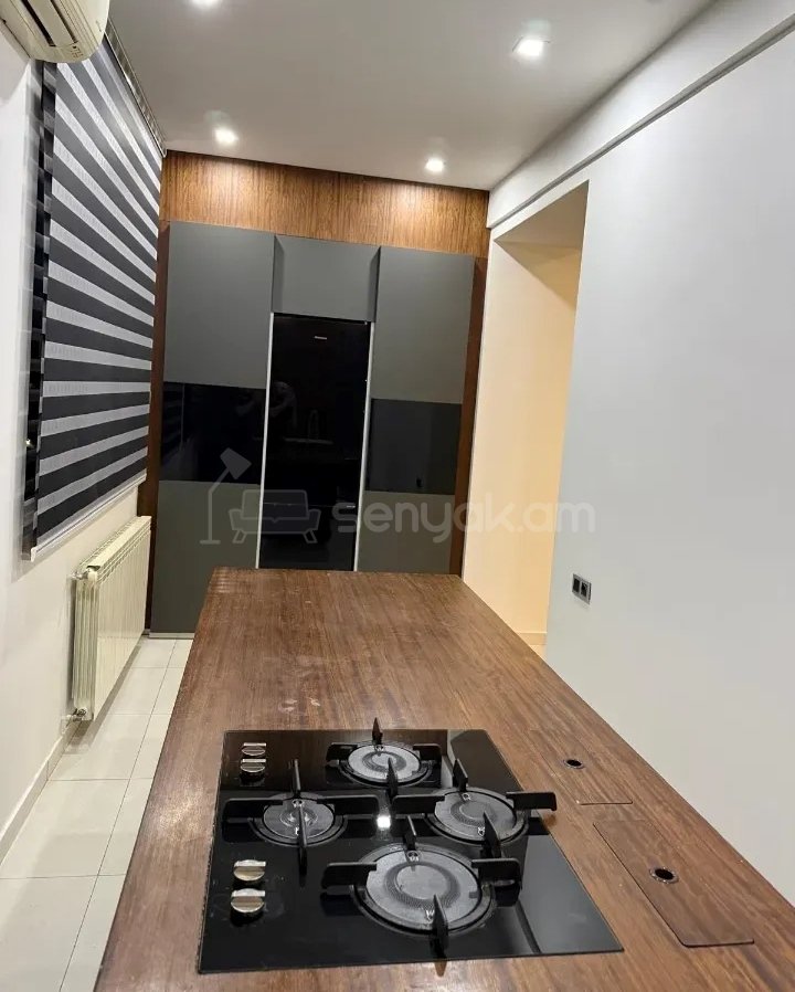 3 Սենյականոց Բնակարան Քարե Շենքում, 82քմ, 5/5 հարկ, Կապիտալ Վերանորոգված