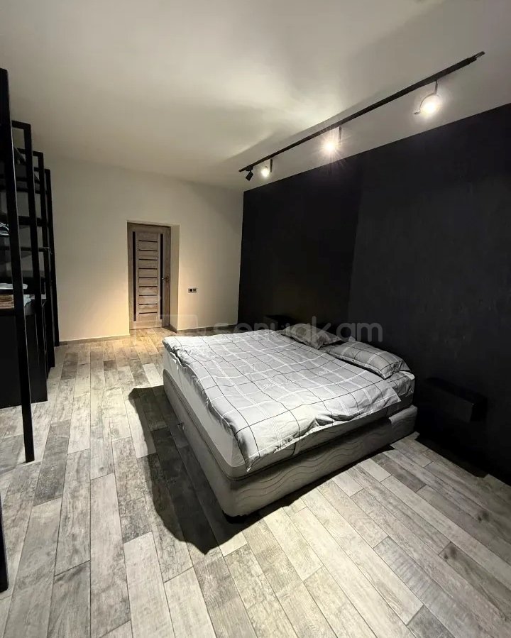 3 Սենյականոց Բնակարան Քարե Շենքում, 82քմ, 5/5 հարկ, Կապիտալ Վերանորոգված