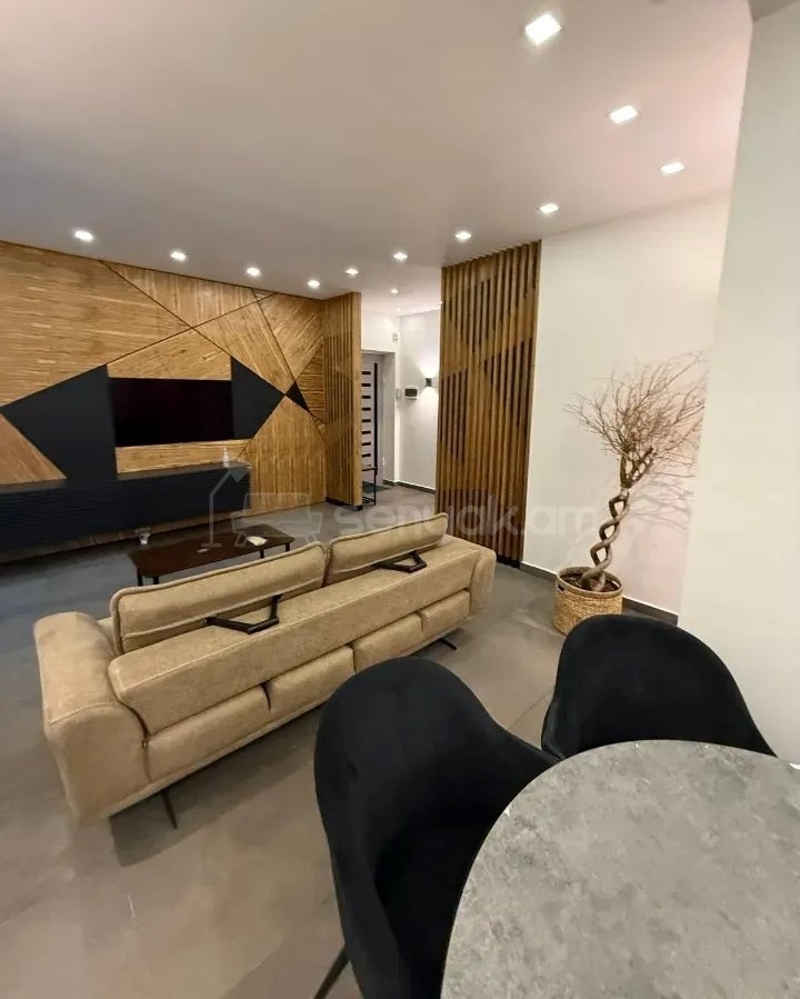 3 Սենյականոց Բնակարան Քարե Շենքում, 82քմ, 5/5 հարկ, Կապիտալ Վերանորոգված