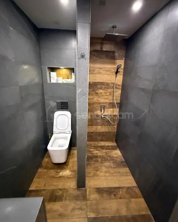 3 Սենյականոց Բնակարան Քարե Շենքում, 82քմ, 5/5 հարկ, Կապիտալ Վերանորոգված