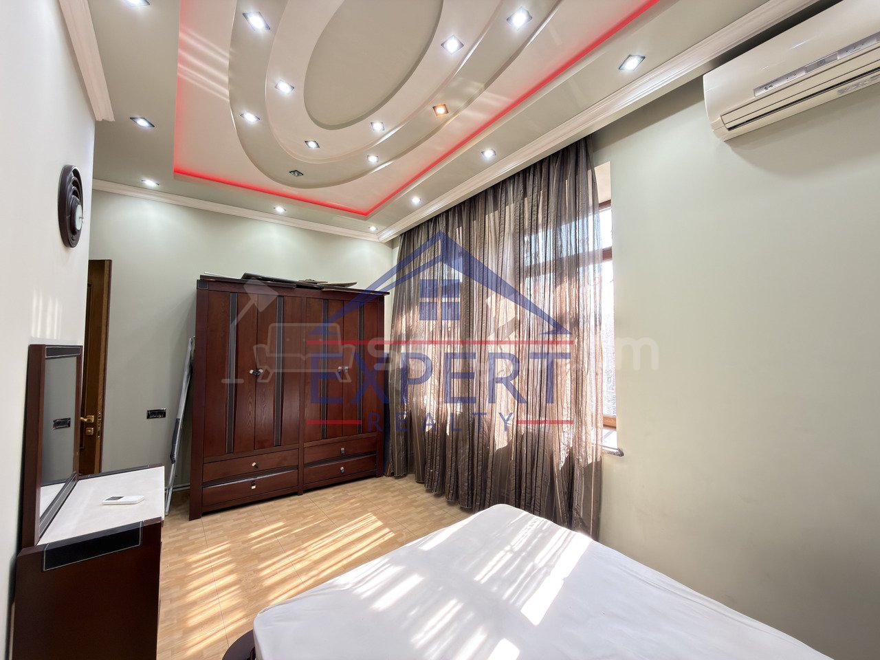 3 Սենյականոց Բնակարան Քարե Շենքում, 165քմ, 2/4 հարկ, Կապիտալ Վերանորոգված