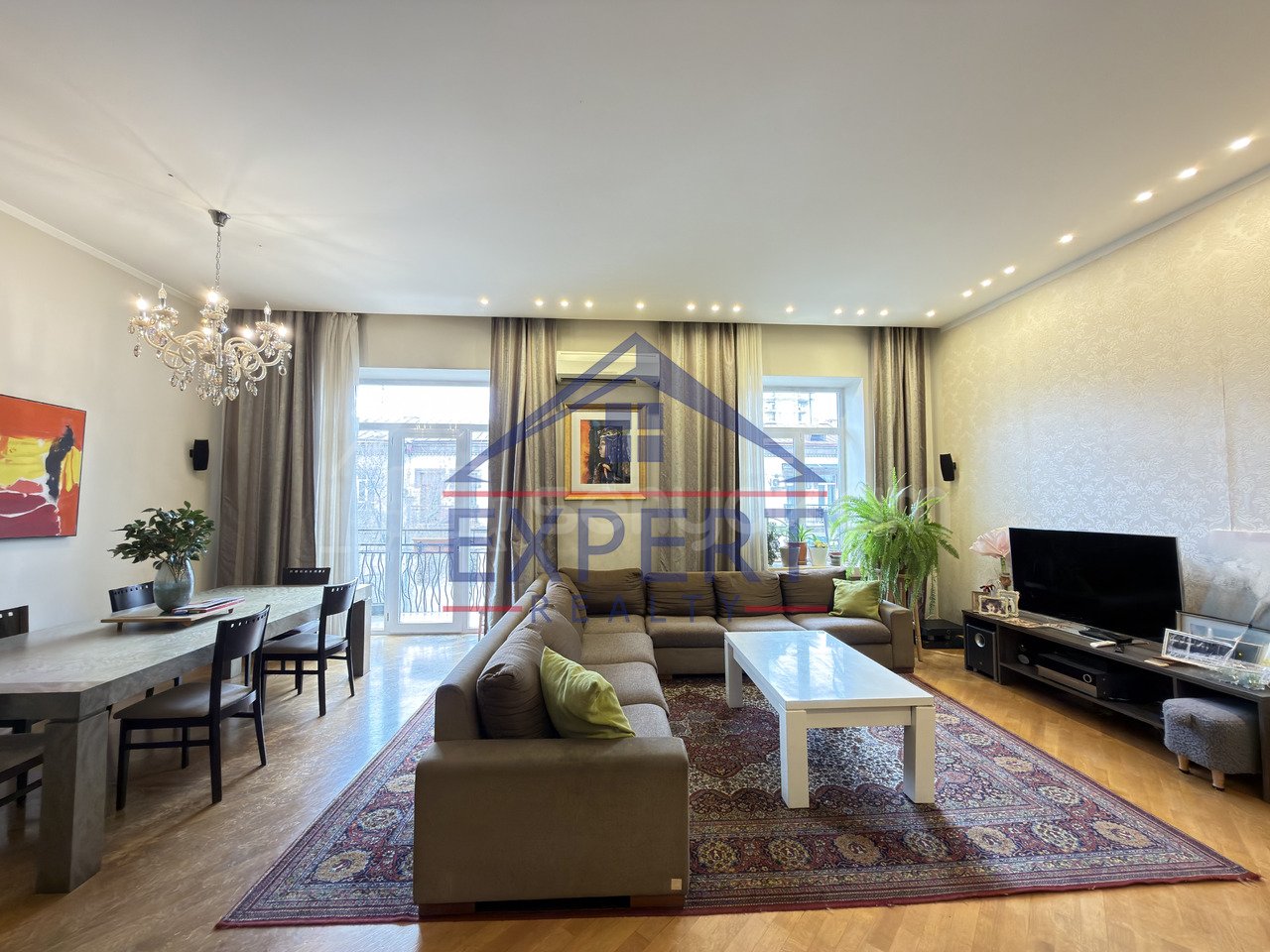 4 Սենյականոց Բնակարան Քարե Շենքում, 168քմ, 4/5 հարկ, Կապիտալ Վերանորոգված