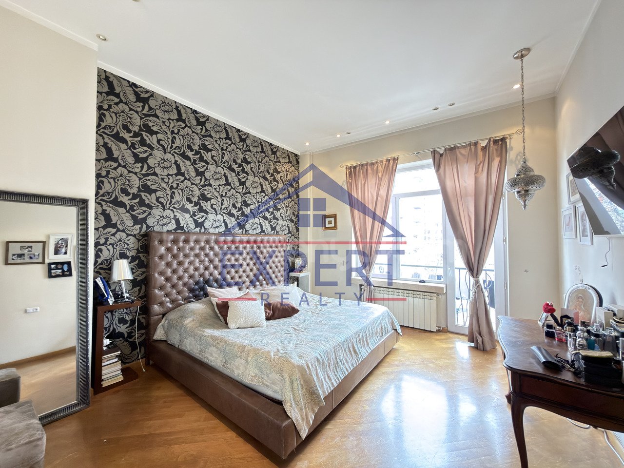 4 Սենյականոց Բնակարան Քարե Շենքում, 168քմ, 4/5 հարկ, Կապիտալ Վերանորոգված