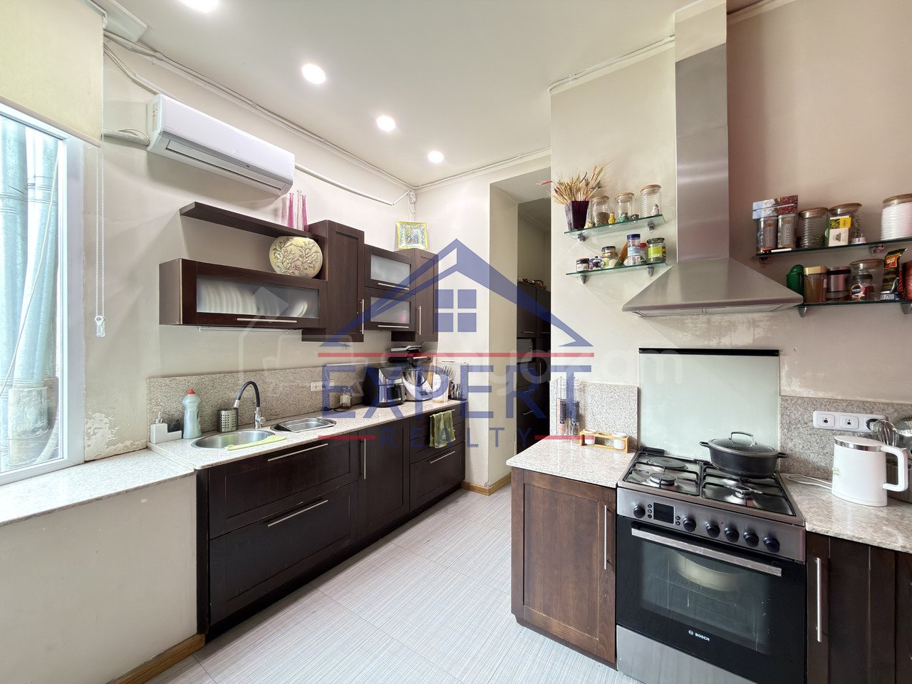 4 Սենյականոց Բնակարան Քարե Շենքում, 168քմ, 4/5 հարկ, Կապիտալ Վերանորոգված