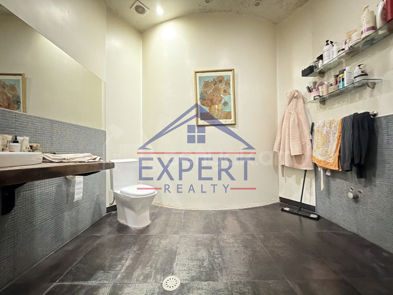 4 Սենյականոց Բնակարան Քարե Շենքում, 168քմ, 4/5 հարկ, Կապիտալ Վերանորոգված