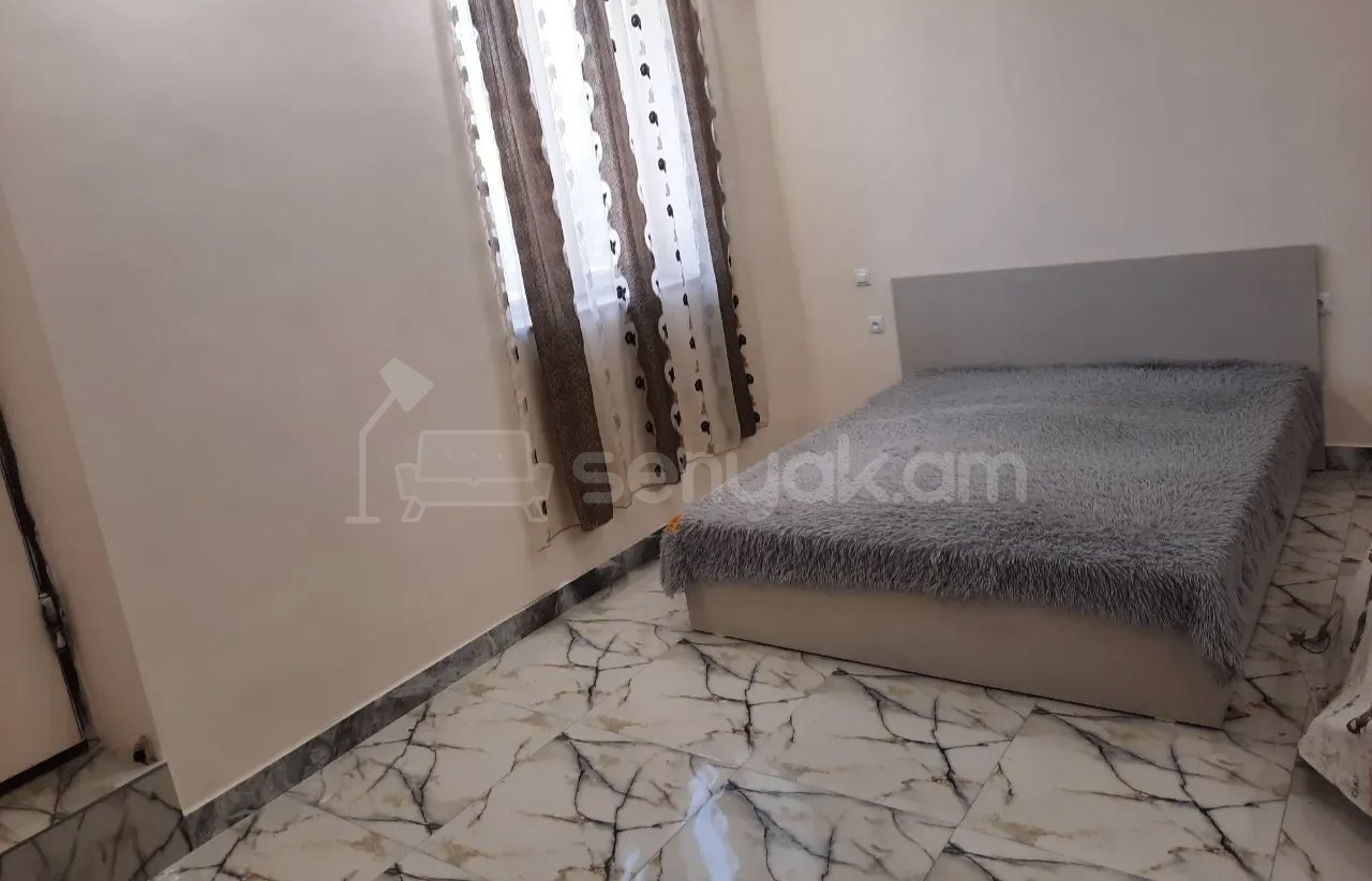 2 Սենյականոց Բնակարան Քարե Շենքում, 48քմ, 1/1 հարկ, Նորմալ Վիճակում, Կահավորված