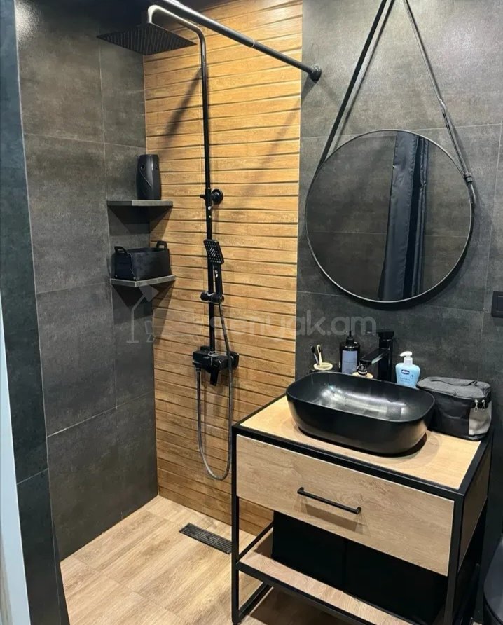 3 Սենյականոց Բնակարան Քարե Շենքում, 70քմ, 9/9 հարկ, Դիզայներական Վերանորոգված, Կահավորված