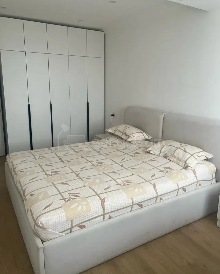 3 Սենյականոց Բնակարան Քարե Շենքում, 70քմ, 9/9 հարկ, Դիզայներական Վերանորոգված, Կահավորված