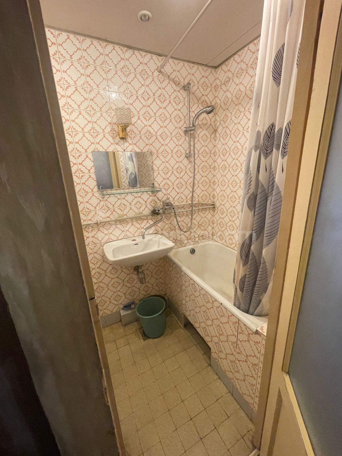 1 Սենյականոց Բնակարան Քարե Շենքում, 40քմ, 2/5 հարկ, Նորմալ Վիճակում, Կահավորված, Արևկող