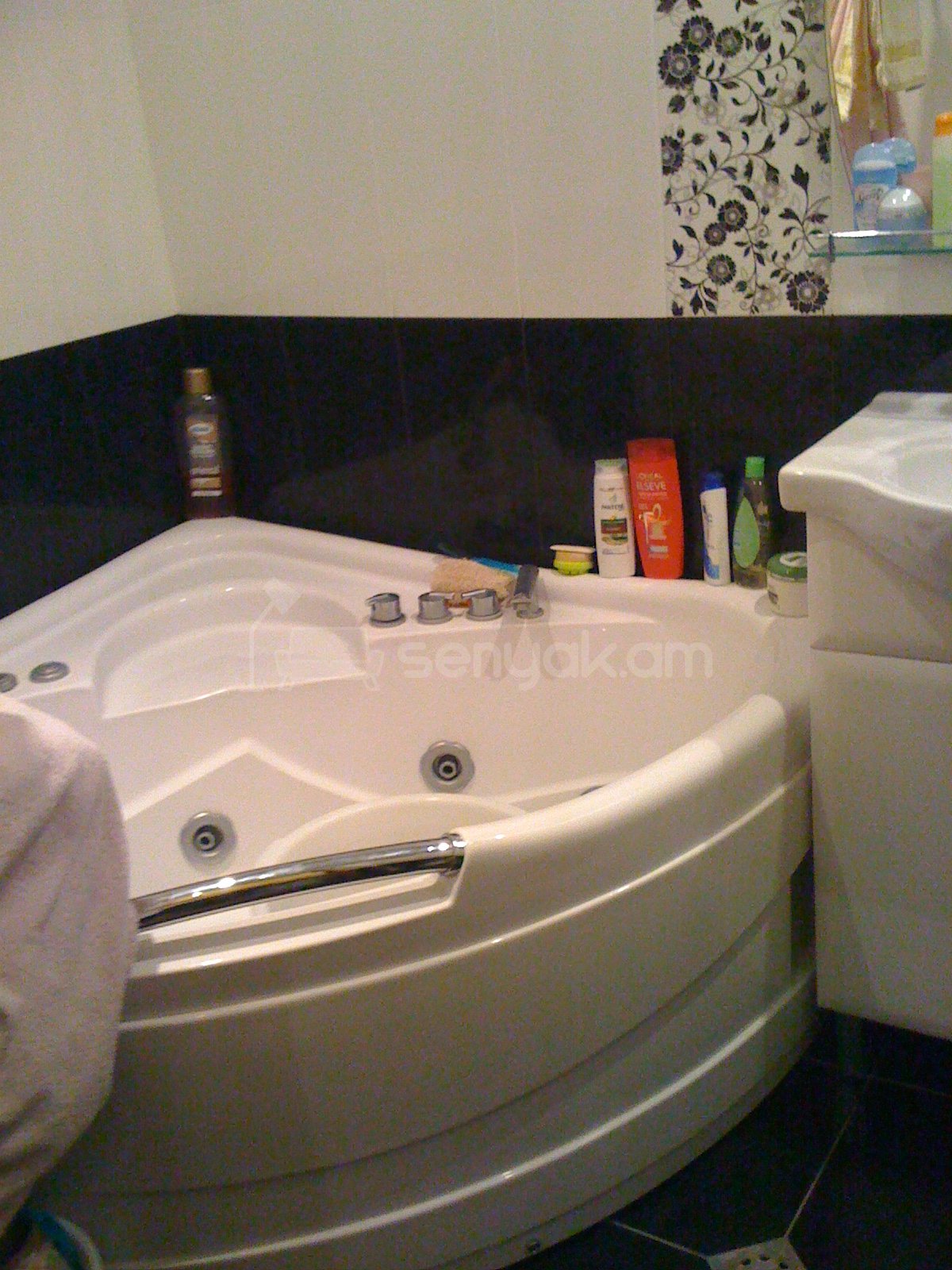 1 Սենյականոց Բնակարան Քարե Շենքում, 35քմ, 3/4 հարկ, Կապիտալ Վերանորոգված