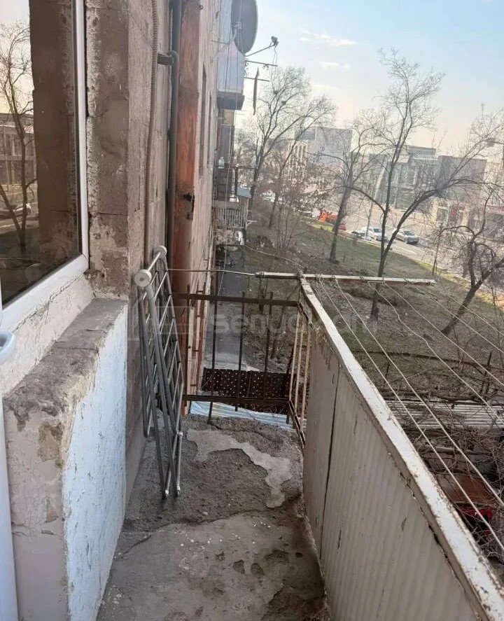 1 Սենյականոց Բնակարան Քարե Շենքում, 30քմ, 2/4 հարկ, Նորմալ Վիճակում