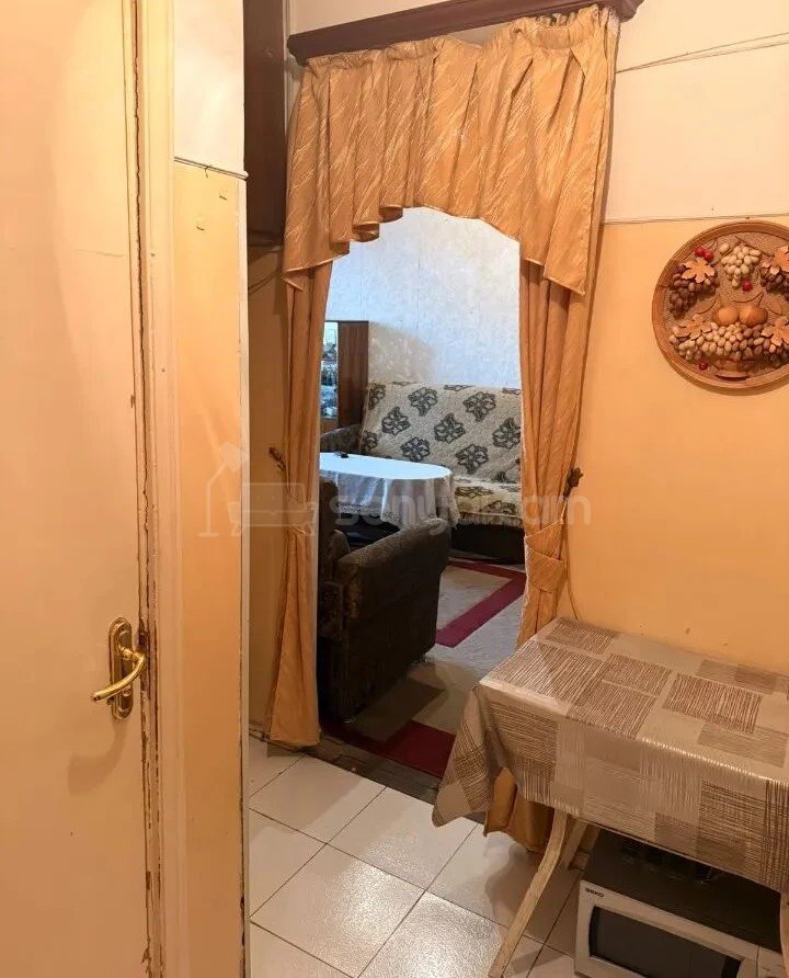 1 Սենյականոց Բնակարան Քարե Շենքում, 30քմ, 2/4 հարկ, Նորմալ Վիճակում