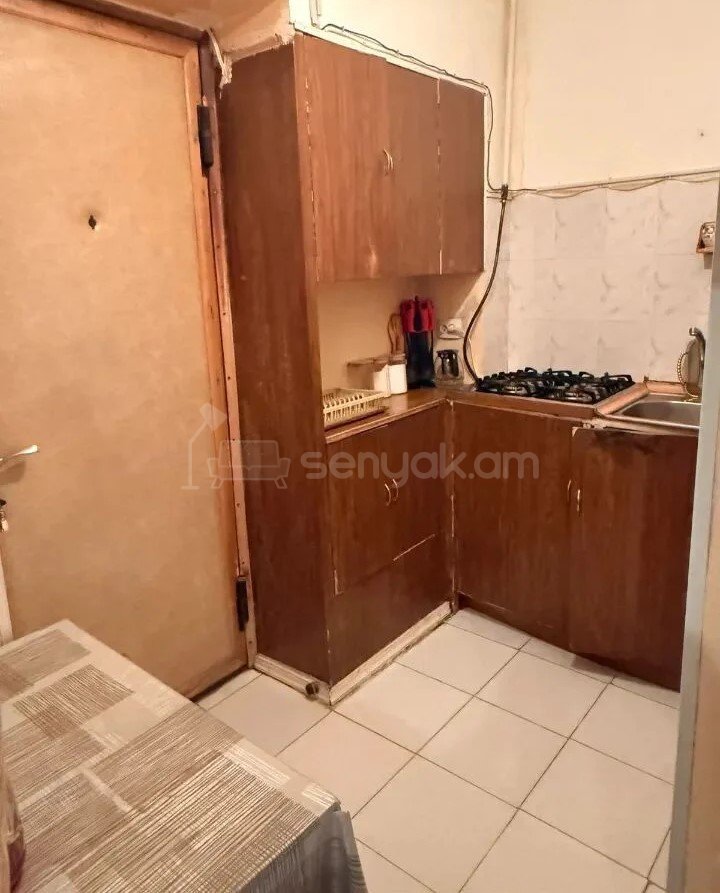 1 Սենյականոց Բնակարան Քարե Շենքում, 30քմ, 2/4 հարկ, Նորմալ Վիճակում