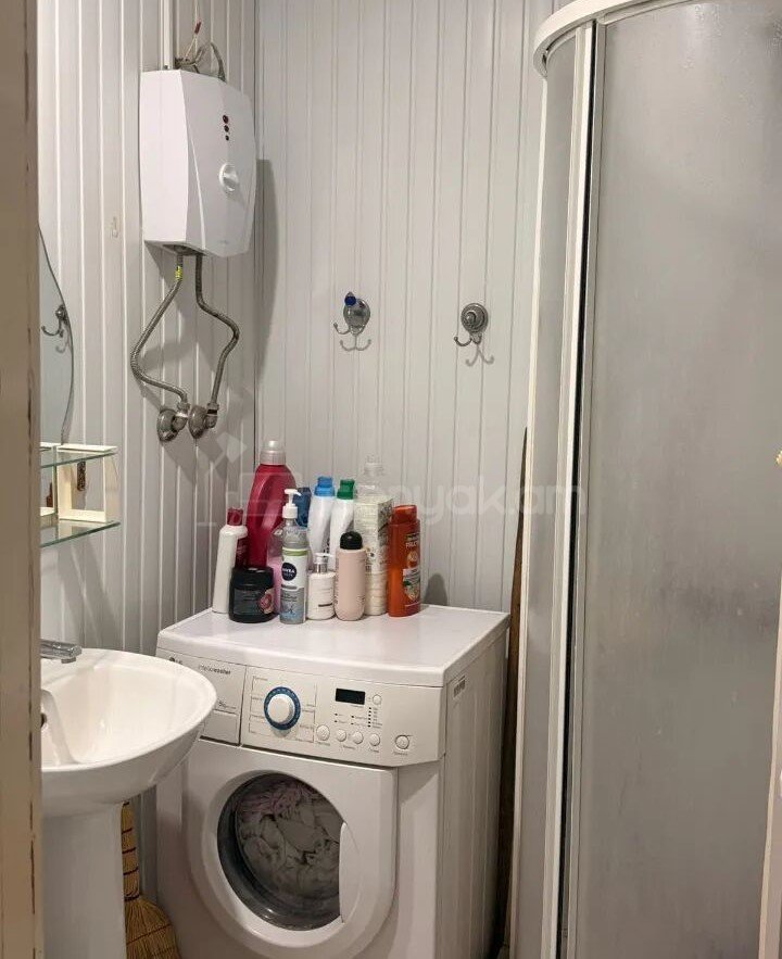 1 Սենյականոց Բնակարան Քարե Շենքում, 30քմ, 2/4 հարկ, Նորմալ Վիճակում