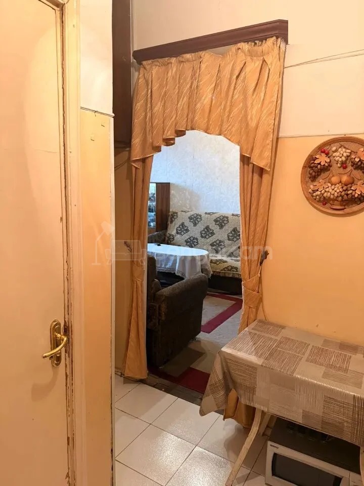 1 Սենյականոց Բնակարան Քարե Շենքում, 30քմ, 2/4 հարկ, Պետական Վիճակում