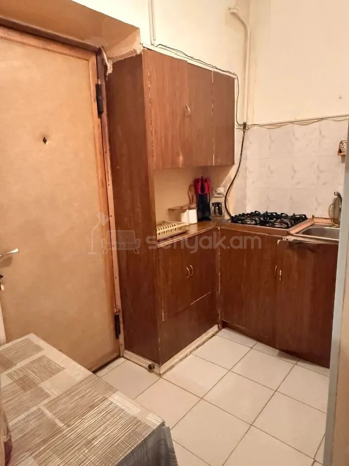 1 Սենյականոց Բնակարան Քարե Շենքում, 30քմ, 2/4 հարկ, Պետական Վիճակում