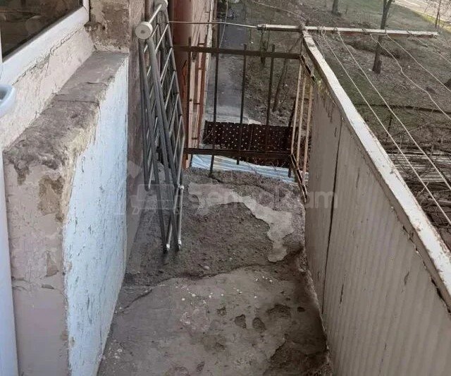 1 Սենյականոց Բնակարան Քարե Շենքում, 30քմ, 2/4 հարկ, Պետական Վիճակում