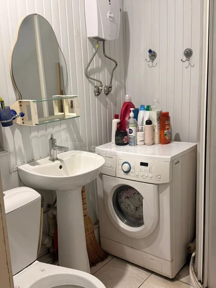 1 Սենյականոց Բնակարան Քարե Շենքում, 30քմ, 2/4 հարկ, Պետական Վիճակում