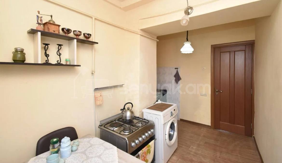 3 Սենյականոց Բնակարան Քարե Շենքում, 72քմ, 5/5 հարկ, Պետական Վիճակում