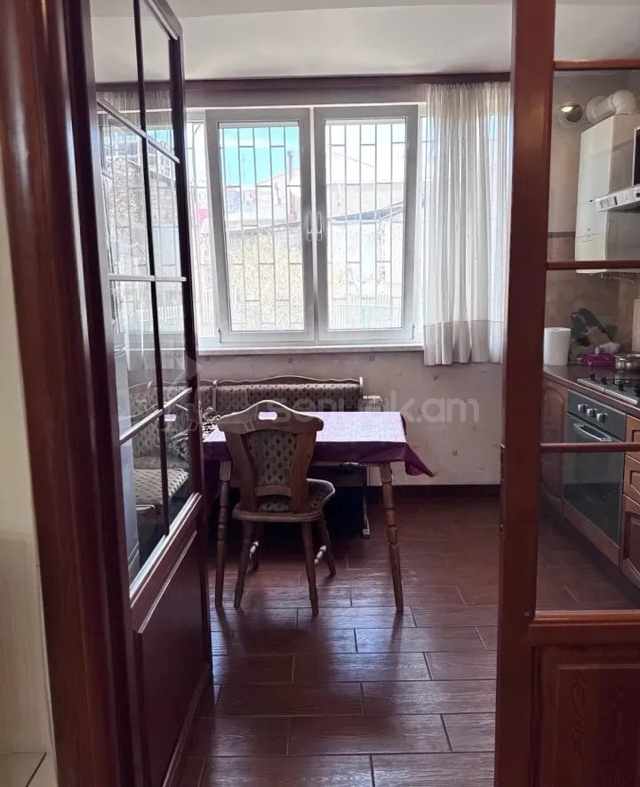 4 Սենյականոց Բնակարան Քարե Շենքում, 93քմ, 2/5 հարկ, Նորմալ Վիճակում