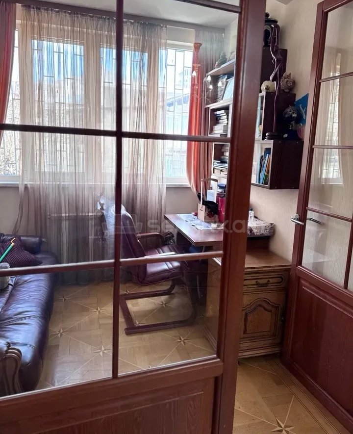 4 Սենյականոց Բնակարան Քարե Շենքում, 93քմ, 2/5 հարկ, Նորմալ Վիճակում