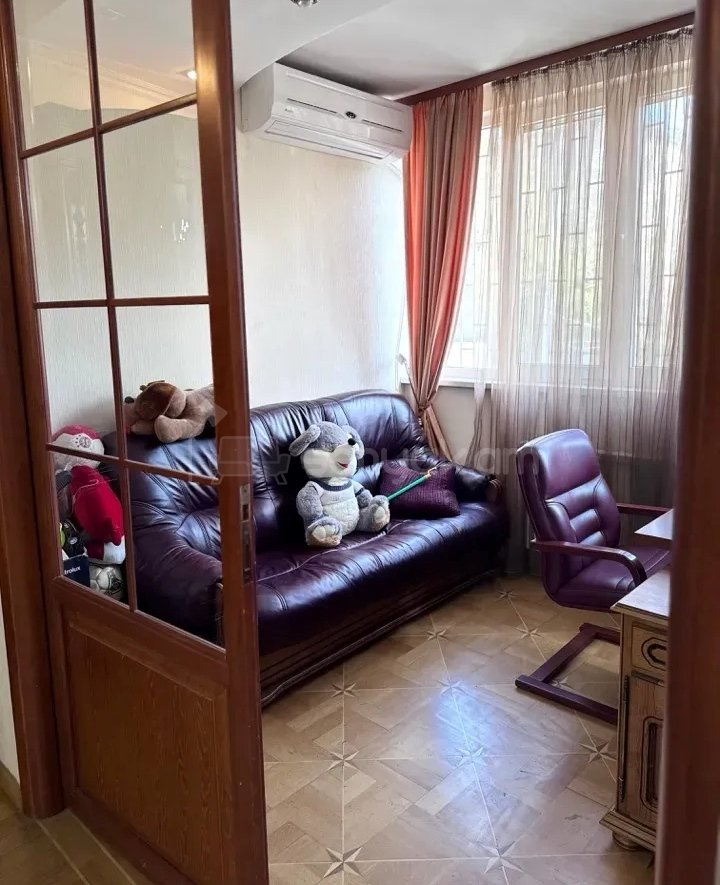 4 Սենյականոց Բնակարան Քարե Շենքում, 93քմ, 2/5 հարկ, Նորմալ Վիճակում